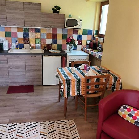 Au Bonheur Du Cedre Hotell Saint-Lattier Exteriör bild