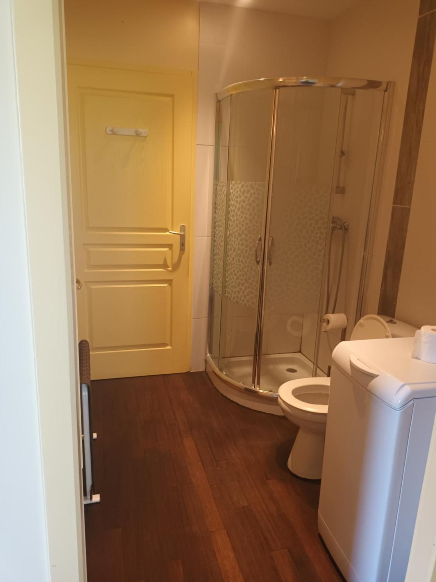 Au Bonheur Du Cedre Hotell Saint-Lattier Exteriör bild