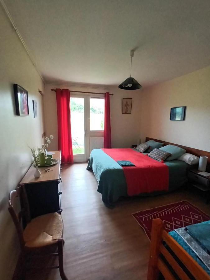 Au Bonheur Du Cedre Hotell Saint-Lattier Exteriör bild