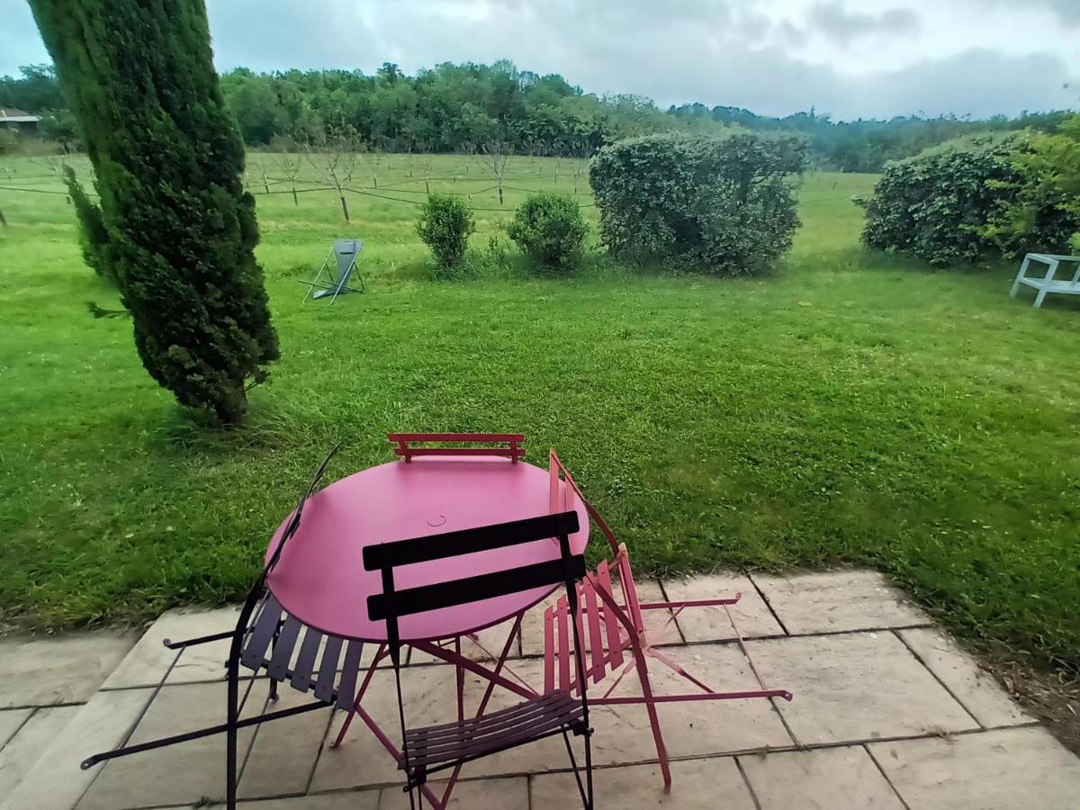 Au Bonheur Du Cedre Hotell Saint-Lattier Exteriör bild