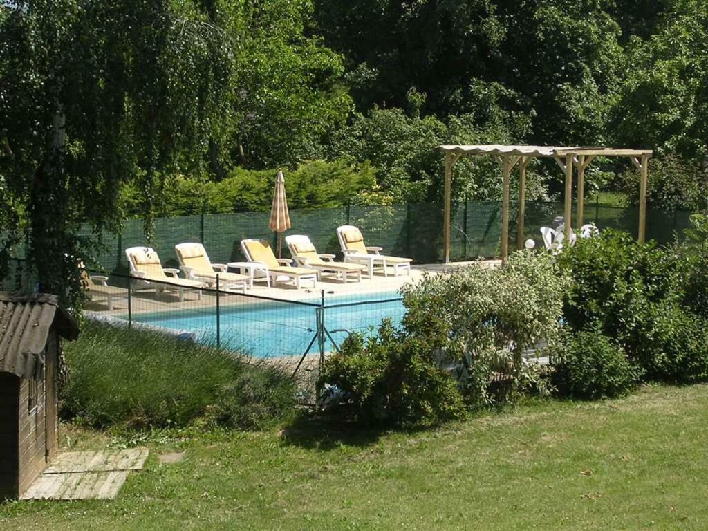 Au Bonheur Du Cedre Hotell Saint-Lattier Exteriör bild